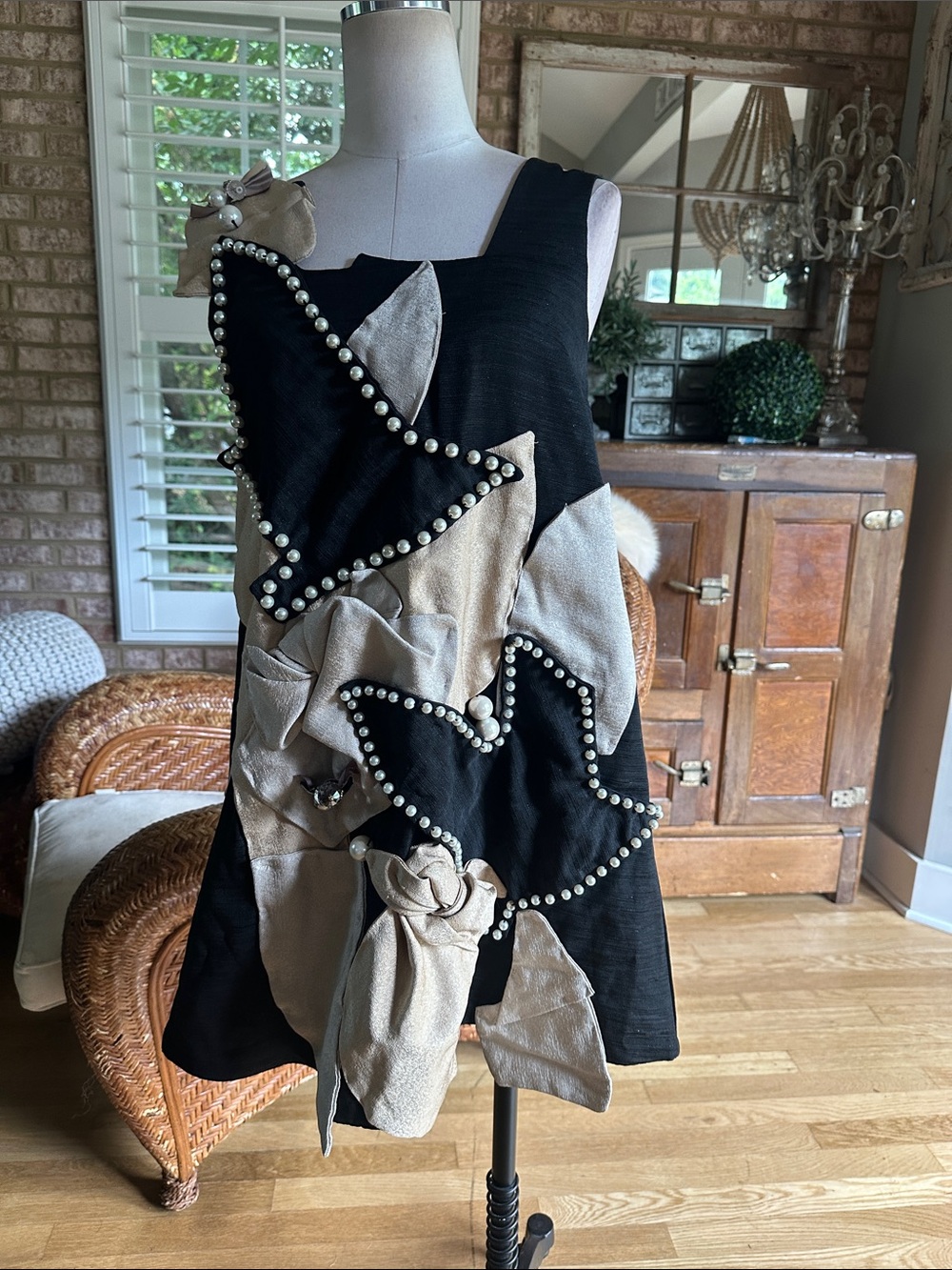 MORANGE MADE IN TURKEY TARANTO DRESS BEIGE BOWS PEARL EMBELLISHED M * BLACK